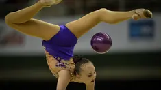 Pesenam Kazakistan, Sabina Ashirbayeva, beraksi di nomor final individual senam ritmik dalam tes event Olimpiade Rio 2016 di Rio Olympic Arena, Rio de Janeiro, Brazil, (22/4/2016). (AFP/Yasuyoshi Chiba)