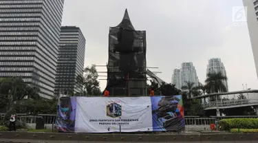 Petugas melakukan perawatan Patung Jenderal Sudirman di Jakarta, Senin (16/4). Perbaikan Patung tersebut untuk merawat agar patung tetap dalam kondisi baik dan tidak terjadi korosi karena faktor cuaca. (Liputan6.com/Arya Manggala)