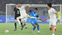 Pemain Timnas Indonesia, Calvin Verdonk (kiri) berusaha melewati pemain Filipina, Michael Baldisimo, pada laga terakhir Grup F putaran kedua kualifikasi Piala Dunia 2026 Zona Asia di Stadion Utama Gelora Bung Karno (SUGBK) Senayan, Jakarta, Selasa (11/6/2024). (Bola.com/M Iqbal Ichsan)