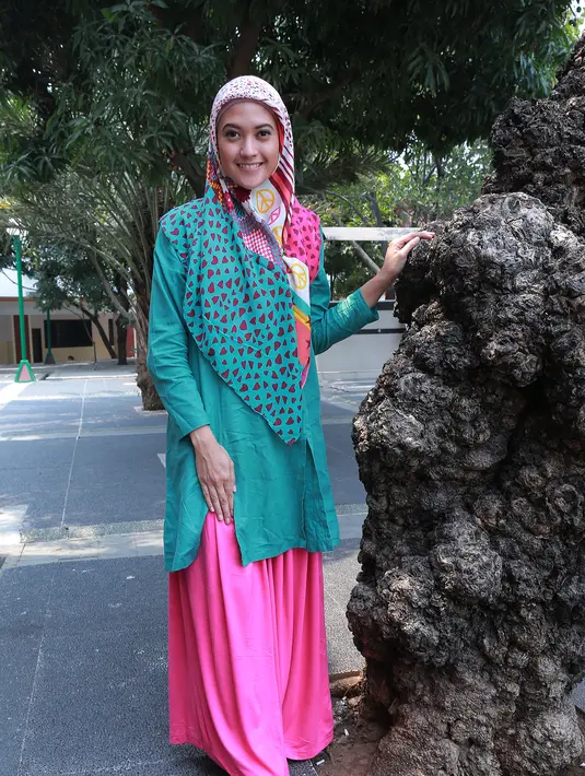 Kini sudah setahun belakangan Adhitya mengubah penampilannya menjadi lebih Islami, dirinya pun terlihat cantik dalam hijabnya. (Galih W. Satria/Bintang.com)