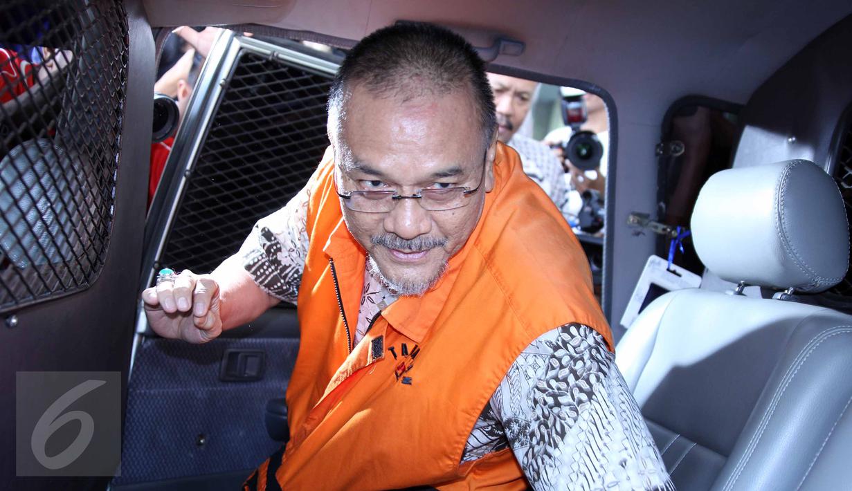 Tersangka dugaan korupsi pembangunan Wisma Atlet dan Gedung Serbaguna Pemerintah Provinsi Sumatera Selatan, Rizal Abdullah memasuki mobil tahanan usai diperiksa penyidik KPK, Jakarta, Jumat (26/6/2015). (Liputan6.com/Helmi Afandi)