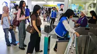 Provinsi (Pemprov) DKI Jakarta akan memberikan layanan cuma-cuma bagi masyarakat yang menggunakan MRT, LRT Jakarta, dan TransJakarta pada 31 Desember 2024-1 Januari 2025. (Liputan6.com/Angga Yuniar)