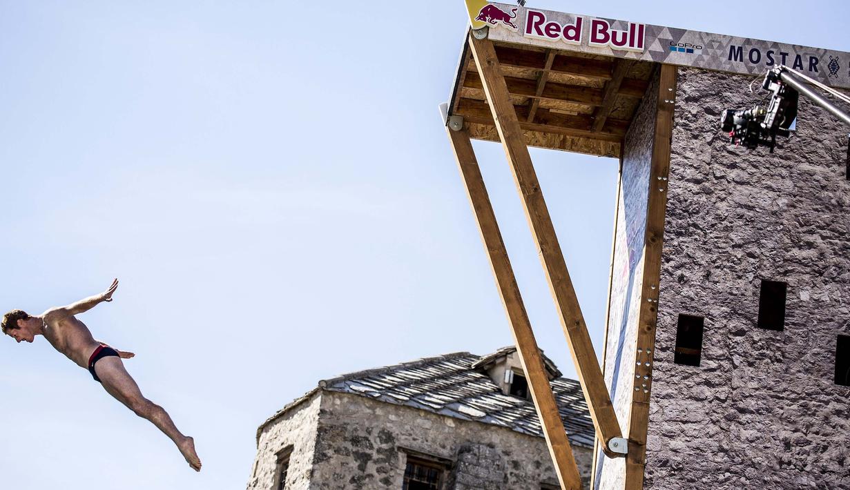 Atlet Andy Jones asal Amrika Serikat mencoba menaklukan jarak 27,5 meter pada ajang Red Bull Cliff Diving World Series di Mostar, Bosnia and Herzegovina, (23/9/2016). (AFP/RED BULL/ Dean Treml)