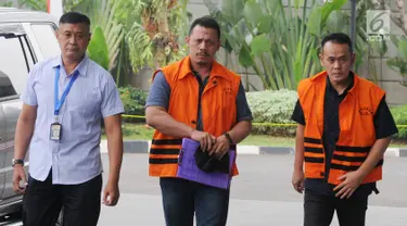 Narapidana kasus suap Bakamla, Fahmi Darmawansyah (kanan) dan Andi Rahmat (tengah) tiba di Gedung KPK, Jakarta, Selasa (7/8). Suami Inneke Koesherawati beserta Andi Rahmat terjerat kasus suap Kalapas Sukamiskin Wahid Husein. (Merdeka.com/Dwi Narwoko)