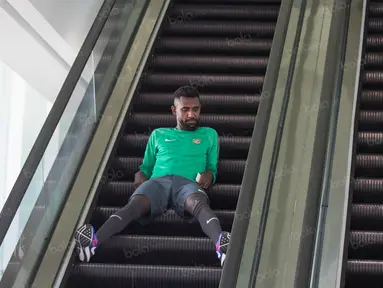 Bek timnas Indonesia, Yanto Basna, asyik bermain eskalator saat berada di Hotel Alana, Solo, Jawa Tengah, Selasa (6/9/2016). Nanti malam Indonesia akan melakoni laga ujicoba melawan Malaysia. (Bola.com/Vitalis Yogi Trisna)