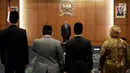 Ketua MPR Zulkifli Hasan memimpin pengucapan sumpah jabatan anggota MPR Pengganti Antar Waktu (PAW) di Kompleks Parlemen, Senayan, Jakarta, Kamis (18/10). MPR melantik sembilan orang anggota dewan dalam PAW tersebut. (Liputan6.com/Johan Tallo)