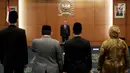Ketua MPR Zulkifli Hasan memimpin pengucapan sumpah jabatan anggota MPR Pengganti Antar Waktu (PAW) di Kompleks Parlemen, Senayan, Jakarta, Kamis (18/10). MPR melantik sembilan orang anggota dewan dalam PAW tersebut. (Liputan6.com/Johan Tallo)