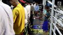 Pemandangan saat warga melaksanakan salat tarawih di atas JPO Musala Miftahul Jannah di Kawasan Pasar Gembrong, Jakarta, Kamis (17/5). (Liputan6.com/JohanTallo)