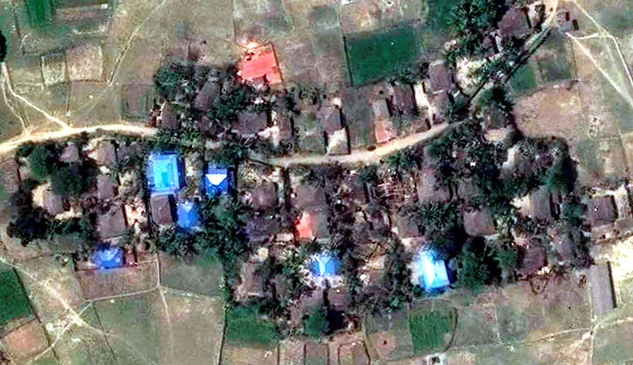 Desa Kyet Yoe Pyin yang dihuni oleh minoritas muslim Rohingya sebelum dibakar pada 30 Maret 2016. Human Rights Watch menyatakan sebanyak 430 bangunan hancur di tiga desa di kabupaten Maungdaw. (Copyright 2016 Human Rights Watch/REUTERS)