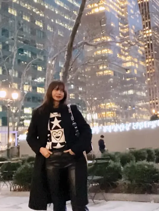 Dominasi outfit warna hitam pun dikenakan oleh Yuki Kato, mulai dari long coat hitam sebagai luaran, inner sweater dengan desain love dan bintang. Dipadukan celana dan sneakersnya. @yukikt