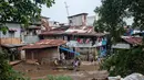 Menurut Badan Pusat Statistik (BPS), pada tahun 2026, Jakarta Pusat menjadi daerah dengan kepadatan penduduk tertinggi di Jakarta, yaitu sekitar 21.699 jiwa per km persegi. Tampak dalam foto, anak-anak yang tinggal di permukiman padat penduduk di tepi sungai bermain air saat permukaan air naik di Jakarta pada Selasa 21 April 2026. (BAY ISMOYO/AFP)