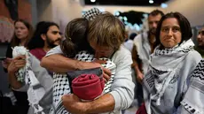Para aktivis kemanusiaan Global Sumud Flotilla (GSF) saling berpelukan saat tiba di Bandara Istanbul, Turki, Kamis 21 Mei 2026. (AP Photo/Emrah Gurel)