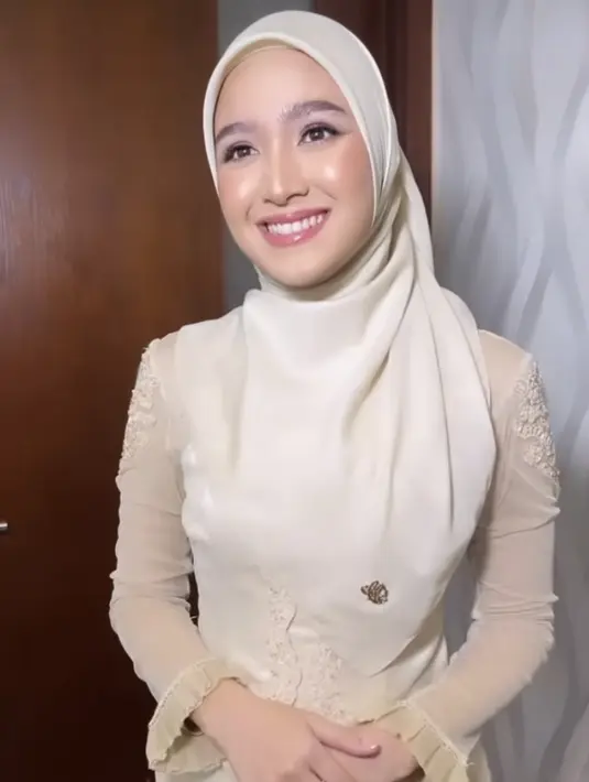 Penampilan pertama, Cut Syifa mengenakan kebaya kartini nuansa light yellow yang dipadu kain batik warna coklat dan hijab warna broken white.  [Instagram/cutsyifaa]