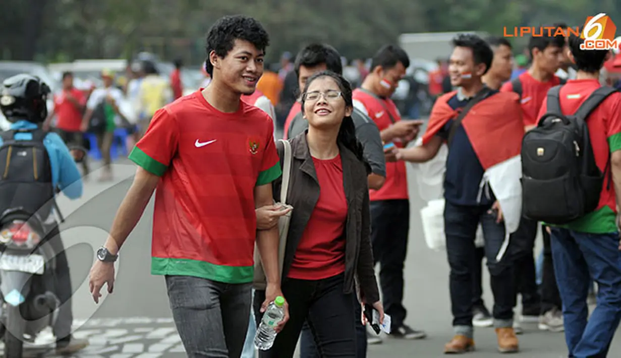 Ada pula suporter perempuan yang menggandeng pasangan untuk menonton tim asuhan Indra Sjafri sekaligus bermalam Minggu (Liputan6.com/Helmi Fithriansyah)