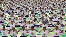 Puluhan ribu orang berpartisipasi melakukan gerakan yoga di New Delhi, India. (AP Photo/ Manish Swarup)