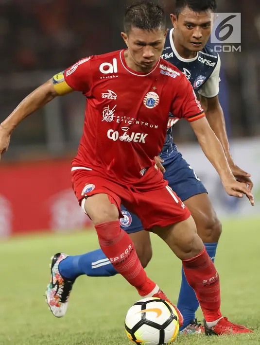 Kapten tim Persija, Ismed Sofyan dibayangi pemain Arema FC pada lanjutan Go-Jek Liga 1 Indonesia 2018 bersama Bukalapak di Stadion GBK Jakarta, Sabtu (31/3). Persija unggul 3-1. (Liputan6.com/Helmi Fithriansyah)