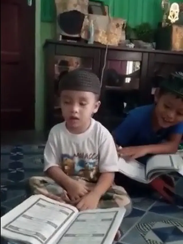 bocah tak kuasa tahan ngantuk saat mengaji