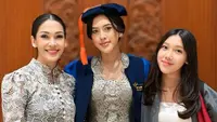 Queena Putri Mieke Amalia saat Wisuda. [@mieke_amalia]