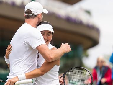 Petenis putri Indonesia, Aldila Sutjiadi membuat sejarah dengan lolos ke babak semifinal turnamen tenis Grand Slam Wimbledon 2023 di nomor ganda campuran bersama sang partner asal Belanda, Matwe Middelkoop. Dalam laga perempatfinal yang digelar di All England Tennis Club, Wimbledon, Inggris, Selasa (11/7/2023) waktu setempat, Aldila/Middelkoop mengalahkan pasangan Marta Kostyuk (Ukraina)/Marcelo Arevalo (El Salvador) dengan dua set langsung, 7-5, 7-6 (5). Selanjutnya di babak semifinal yang akan digelar Rabu (11/7/2023), Aldila/Middelkoop akan menantang pasangan Xu Yifan (China)/Joran Vliegen (Jerman). Keberhasilan ini menjadi pencapaian beruntun setelah sebelumnya keduanya juga lolos hingga semifinal pada French Open 2023. (www.instagram.com/dila11)