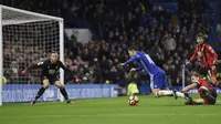 Momen saat gelandang Chelsea, Eden Hazard (dua dari kiri) dilanggar bek Bournemouth, Simon Francis, pada laga lanjutan Premier League 2016-2017, di Stadion Stamford Bridge, London, Senin (26/12/2016). Pelanggaran tersebut membuat Chelsea mendapat penalti,