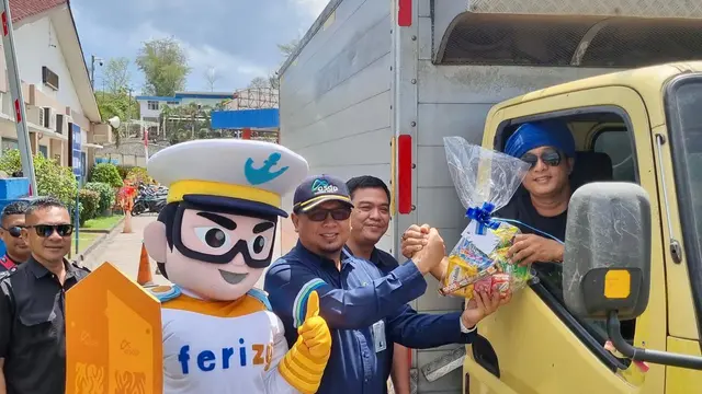 PT ASDP Indonesia Ferry (Persero) Cabang Lembar membagikan sekitar 250 bingkisan snack. Langkah ini dalam rangka memperingati Hari Pelanggan Nasional. (Dok ASDP)