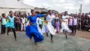 Anak-anak dari proyek Elimu, Kenya Entertain, menghibur kediaman kumuh Kibera saat mereka menampilkan tarian balet selama liburan malam Natal, Kenya, 24 Desember 2022. (AP Photo/Samson Otieno)