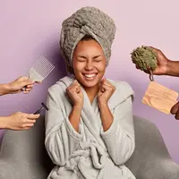 Seorang perempuan mengenakan rambut di kepala dengan banyak tangan memberikan barang di sampingnya (Foto Dok: Freepik/wayhomestudio).