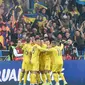 Para pemain Ukraina merayakan gol yang dicetak Andriy Yarmolenko ke gawang Portugal pada laga Kualifikasi Piala Eropa 2020 di Stadion NSK Olimpiyskyi, Kiev, Senin (14/10). Ukraina menang 2-1 atas Portugal. (AFP/Genya Savilov)