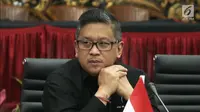 Sekjen PDIP Hasto Kristiyanto memberi pernyataan saat menerima kedatangan Bawaslu di Kantor DPP PDIP, Jakarta, Rabu (11/7). Bawaslu melakukan sosialisasi pengawasan pencalonan Pileg dan Pilpres. (Liputan6.com/Herman Zakharia)