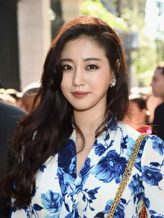 Siapa yang menyangka jika Kim Sa Rang tetap terlihat cantik di usinya yang sudah 40 tahun. Ia mengaku jika rajin pilates dan saat muda kerap menggunakan humidifier agar kulitnya tetap sehat. (Foto: koreaboo.com)