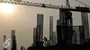 Siluet tiang konstruksi pembangunan gedung bertingkat terlihat di Jakarta Pusat, Senin (19/10/2015). Bank Indonesia memproyeksikan pertumbuhan ekonomi Indonesia pada kuartal III 2015 sebesar 4,85 persen. (Liputan6.com/Immanuel Antonius)