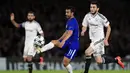 Gelandang Chelsea, Pedro, mengontrol bola saat melawan Qarabag pada laga Liga Champions di Stadion Stamford Bridge, London, Selasa (12/9/2017). Chelsea menang 6-0 atas Qarabag. (AFP/Adrian Dennis)