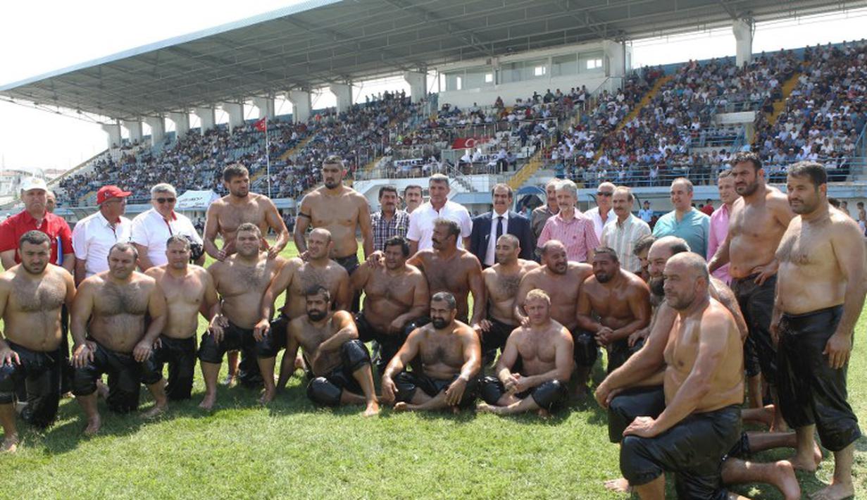 Semua peserta berfoto bersama sebelum memulai pertandingan yang digelar di sebuah stadion sepak bola. (AFP Photo/Adem Altan)
