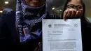 Perwakilan Lingkaran Aku Cinta Indonesia (LACI) menunjukkan surat pelaporan Fahri Hamzah di Mahkamah Kehormatan Dewan (MKD) DPR, Jakarta, Senin (30/1). Fahri dilaporkan lantaran menyebut TKI sebagai babu dalam akun Twitternya. (Liputan6.com/Johan Tallo)