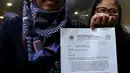 Perwakilan Lingkaran Aku Cinta Indonesia (LACI) menunjukkan surat pelaporan Fahri Hamzah di Mahkamah Kehormatan Dewan (MKD) DPR, Jakarta, Senin (30/1). Fahri dilaporkan lantaran menyebut TKI sebagai babu dalam akun Twitternya. (Liputan6.com/Johan Tallo)