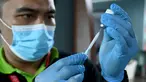 Seorang petugas kesehatan menyiapkan vaksin penguat virus corona Covid-19 Inavac di Bandara I Gusti Ngurah Rai, Bali, pada 29 Desember 2023. (SONNY TUMBELAKA/AFP)