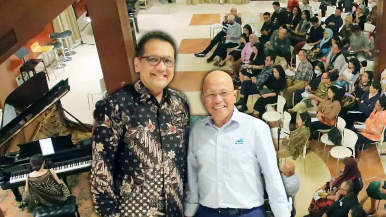 Tim pelaksana konser musik klasik Bon Voyage Classical Music, Endy Suryokusomo berpose dengan Direktur Utama Medco Energi Internasional, Hilmi Panigoro, selaku pencetus konser (Liputan6.com/Ist)