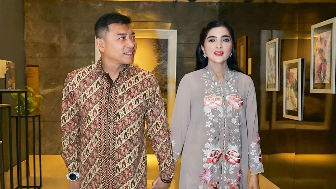 6 Potret Outfit Kebaya Ashanty di Kondangan Teman Kuliah, Inspirasi Gaya Elegan