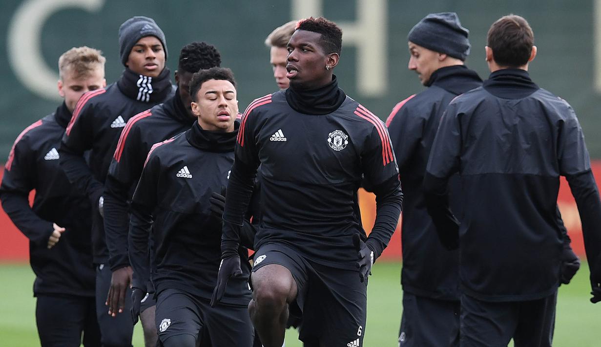 Gelandang Manchester United, Paul Pogba, bersama rekan-rekannya berlatih di kompleks latihan dekat Carrington, Manchester, Selasa (21/11/2017). MU akan melawan Basel pada lanjutan Liga Champions. (AFP/Paul Ellis)