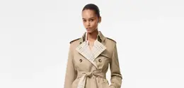 Musim hujan bukan berarti harus mengesampingkan penampilan. Dari trench coat hingga raincoat, pilihan outerwear ini bisa melindungi tubuh sekaligus menjaga gaya tetap modis.  (Foto/Dok: BURBERRY)