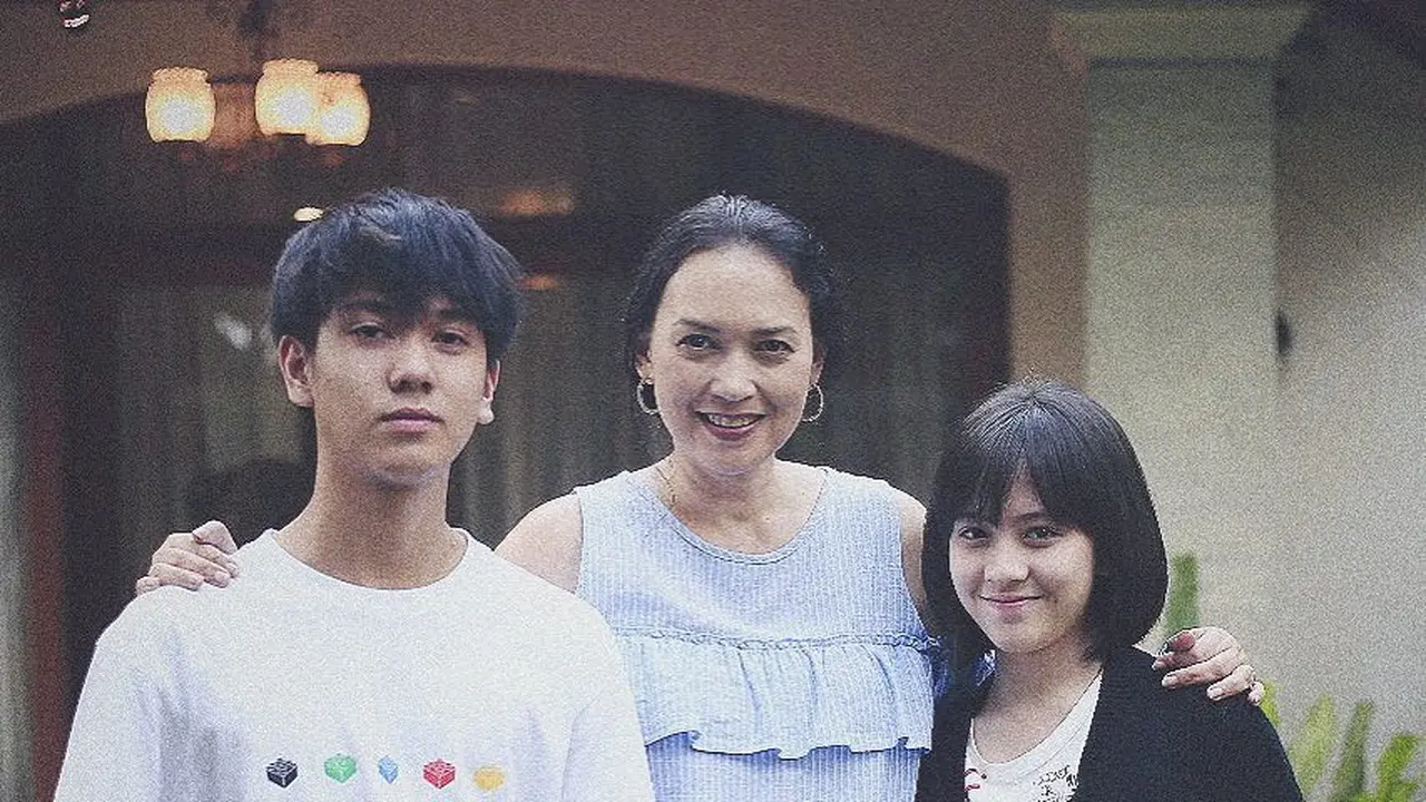 Zara JKT48 dan para pemain film Dilan