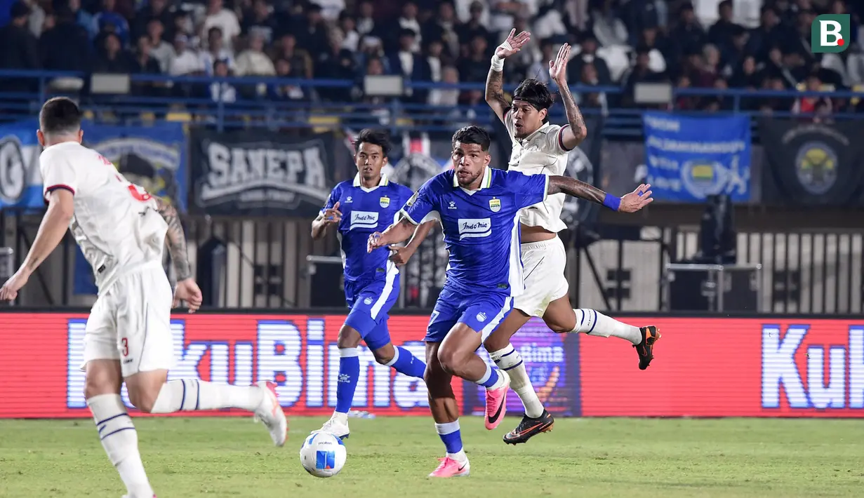 Aksi gelandang Persib Bandung asal Brasil, Berguinho (97), saat berusaha melewati kawalan pemain Arema FC dalam laga Grup A Piala Presiden 2026 di Stadion Si Jalak Harupat, Soreang, Kabupaten Bandung, Sabtu (25/7/2026) malam. Berguinho turut berperan dalam kemenangan 1-0 Maung Bandung setelah umpannya berhasil dituntaskan Uilliam Barros menjadi gol pada menit ke-23. (Bola.com/Erwin Snaz)
