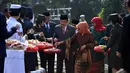 Wapres Jusuf Kalla melakukan tabur bunga di Taman Makam Pahlawan Kalibata, Jakarta, Senin (10/11/2014) (Liputan6.com/Johan Tallo)