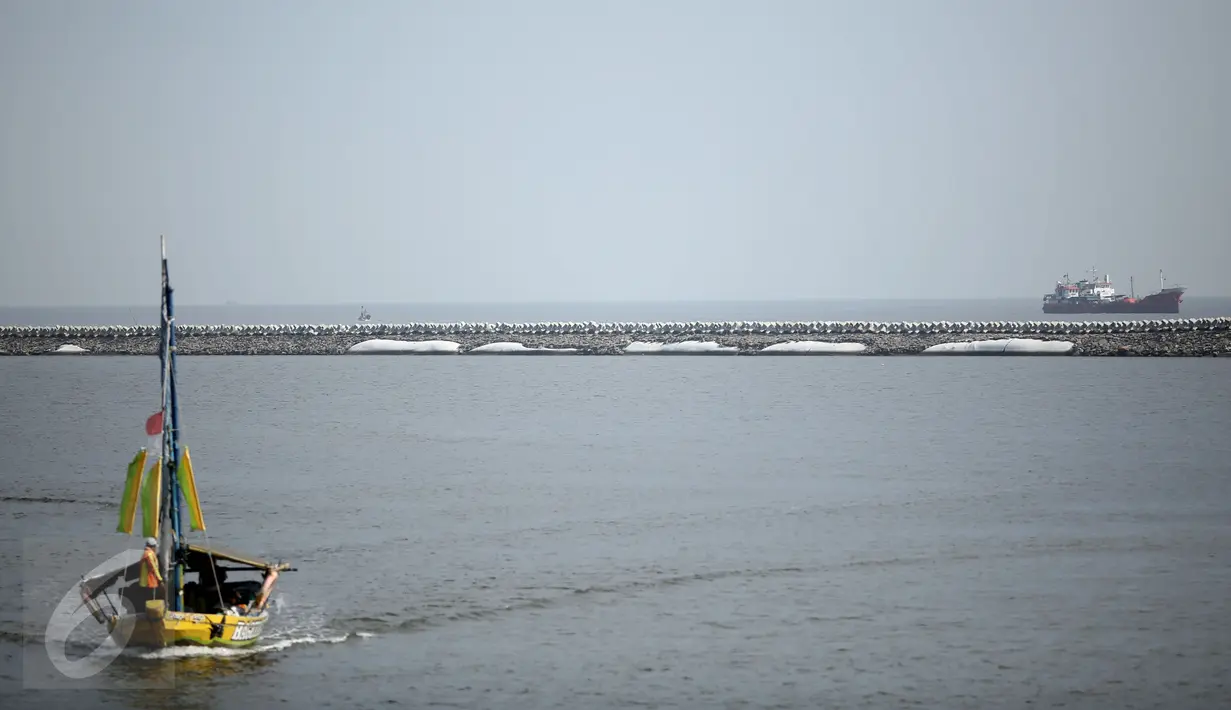 Sebuah kapal nelayan melintas diatas bebatuan tanggul pemecah ombak di Pantai Ancol, Jakarta, Minggu (24/4/2016). Tanggul ini diperuntukan mencegah banjir rob yang sudah sering menimpa daerah Jakarta Utara dan sekitarnya.(Liputan6.com/Faizal Fanani)