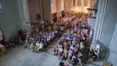 Bangku-bangku Gereja terisi penuh oleh warga yang antusias menonton laga final piala Eropa 2016 antara Portugal melawan Prancis di Gereja St Francis, Lausanne, Swiss, (10/7/2016).  (EPA/Cyril Zingaro)