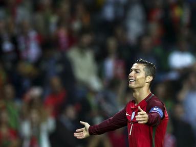 Pada tahun 2009 Bintang Portugal, Cristiano Ronaldo menjadi pemain yang pertama menerima FIFA Puskas Award setelah unggul atas Andreas Iniesta  (EPA/Jose Coelho)