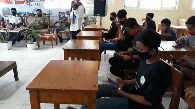 Siswa Mts Pakis, Gununglurah, Cilongok, Banyumas, kini sudah bisa mengakses internet, atas inisiasi Pers dan Mitra Kerja, Banyumas yang menggandeng Pemda, swasta dan BUMDes. (Foto: Liputan6.com/Muhamad Ridlo)