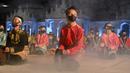 Penari membawakan tarian tradisional Rapa'i Geleng saat pembukaan Festival Ekonomi Syariah Sumatera di depan Masjid Raya Baiturrahman, Banda Aceh, Aceh, 4 Agustus 2022. (Chaideer MAHYUDDIN/AFP)