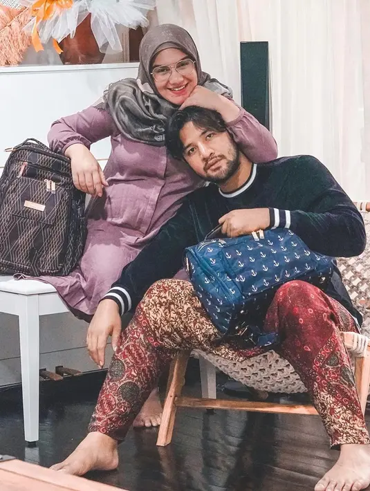 "Pokoknya ada beberapa hal yang harus dicek lab. Terus kita juga harus secepatnya Swab juga," ujar Irish Bella dalam vlog yang diunggah melalui kanal YouTube Aish TV, belum lama ini. (Instagram/_irishbella_)