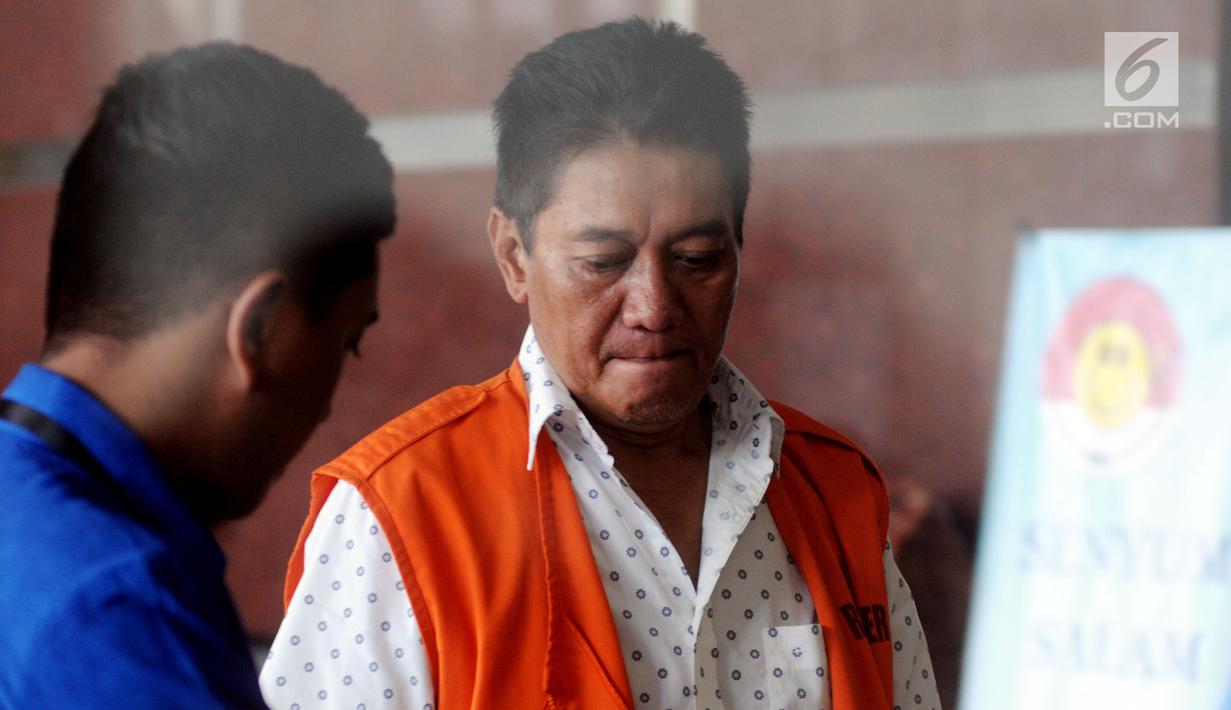 Hakim Pengadilan Negeri Jakarta Selatan, Irwan tiba untuk pemeriksaan di Gedung KPK, Jakarta, Jumat (14/12). Irwan  menjalani pemeriksaan perdana sebagai tersangka kasus dugaan suap penanganan perkara perdata di PN Jaksel. (Merdeka.com/Dwi Narwoko)